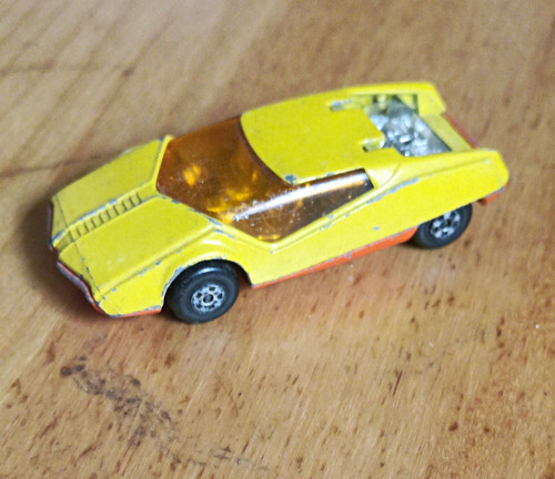 Gelbes spielzeugauto pkw - gelbes,