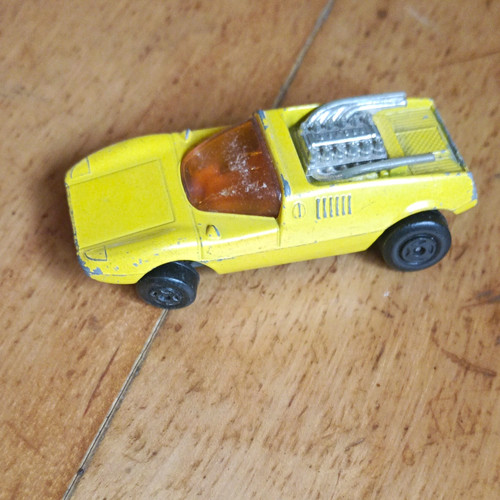 Gelbes cabrio spielzeugauto - cabrio,